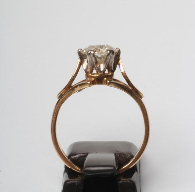 A SOLITAIRE DIAMOND RING Image