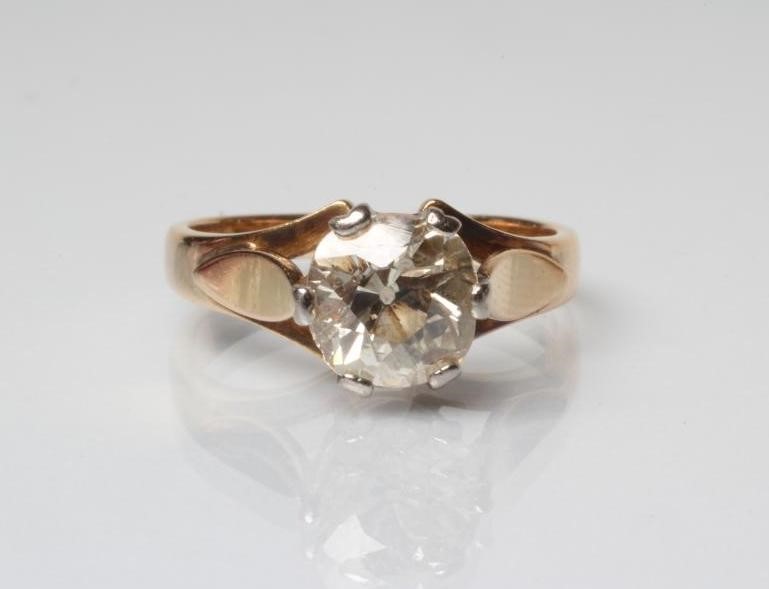 A SOLITAIRE DIAMOND RING Image