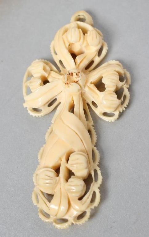 A VICTORIAN IVORY CROSS PENDANT of open form Image