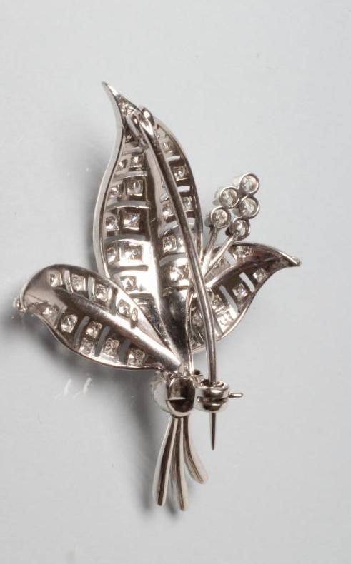 A DIAMOND LEAF BROOCH Image
