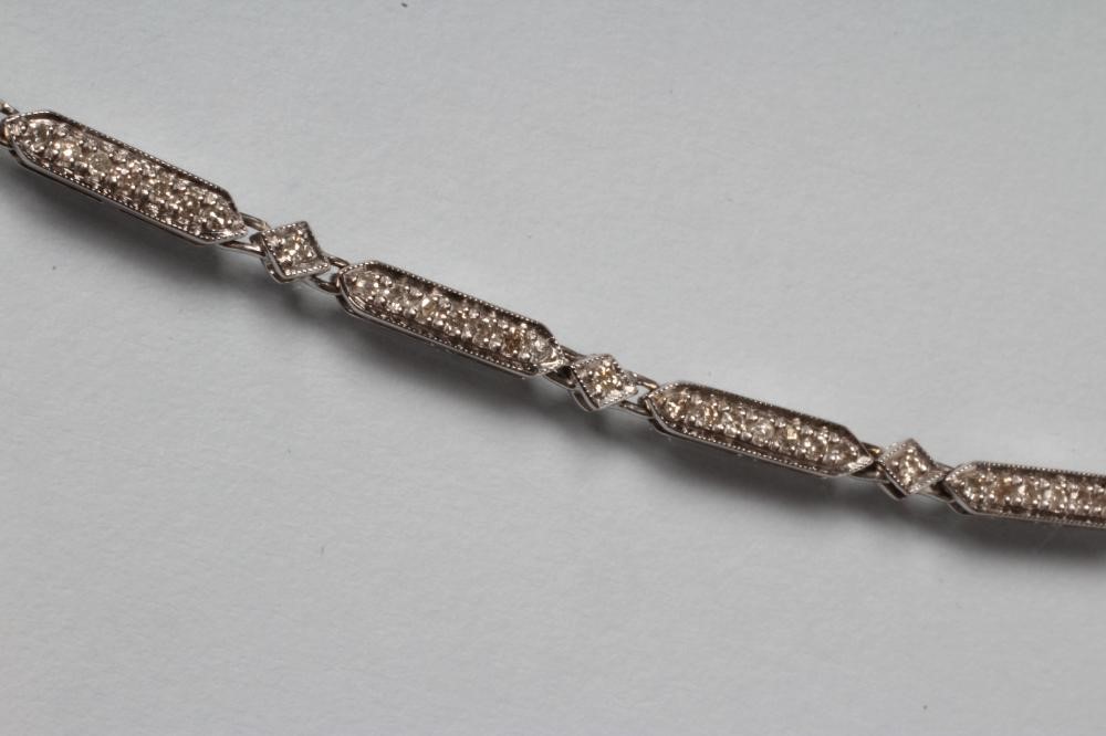 A DIAMOND LINE NECKLACE Image