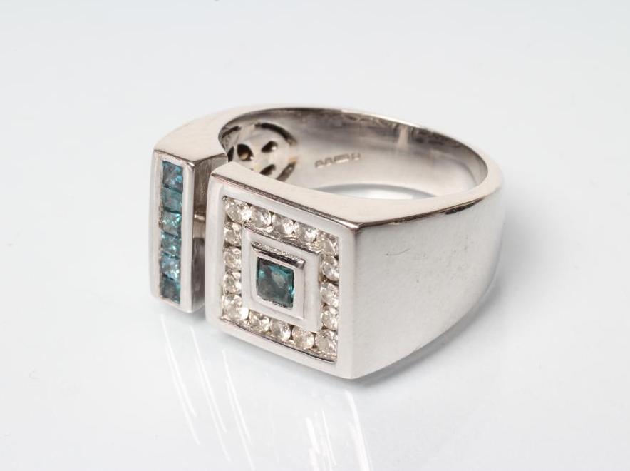 A GENTLEMAN'S DRESS RING Image