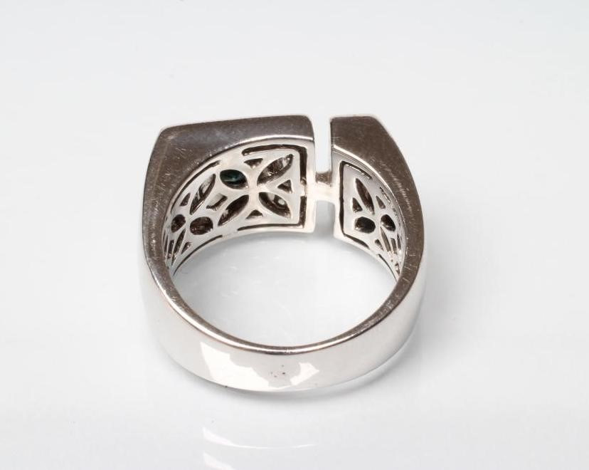 A GENTLEMAN'S DRESS RING Image