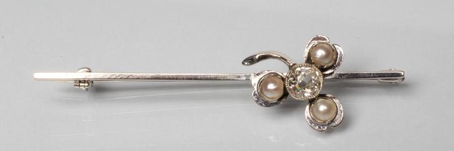 A DIAMOND AND PEARL BAR BROOCH Image