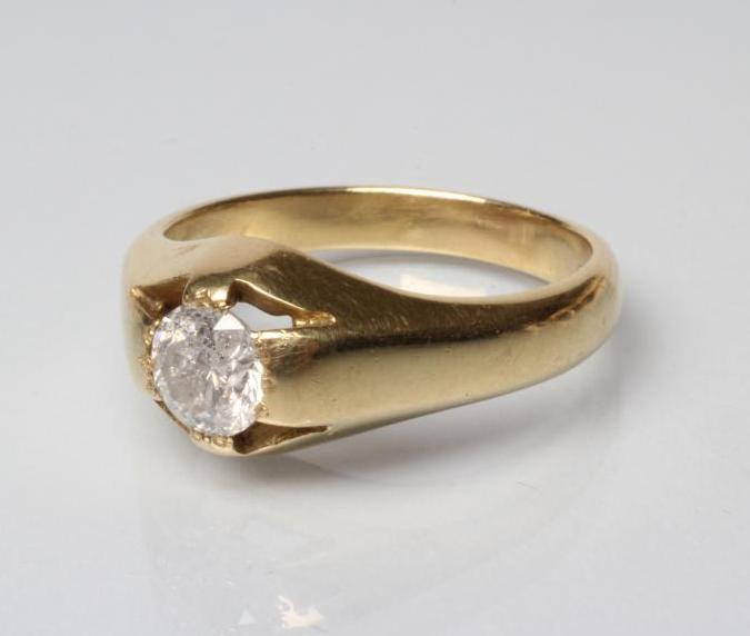 A GENTLEMAN'S SOLITAIRE DIAMOND RING Image