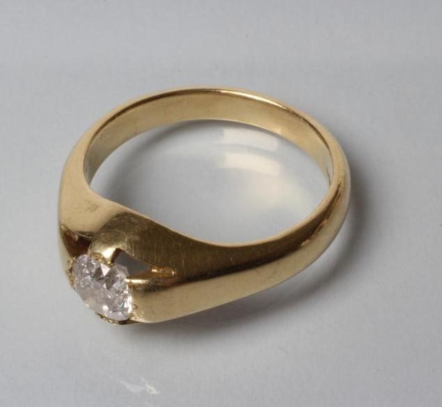 A GENTLEMAN'S SOLITAIRE DIAMOND RING Image