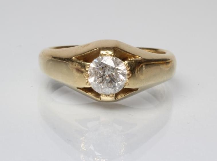 A GENTLEMAN'S SOLITAIRE DIAMOND RING Image