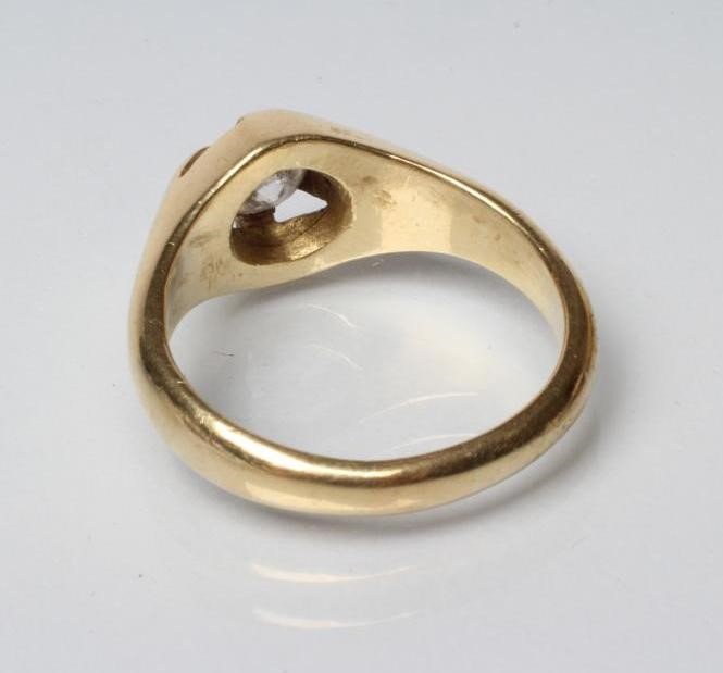 A GENTLEMAN'S SOLITAIRE DIAMOND RING Image