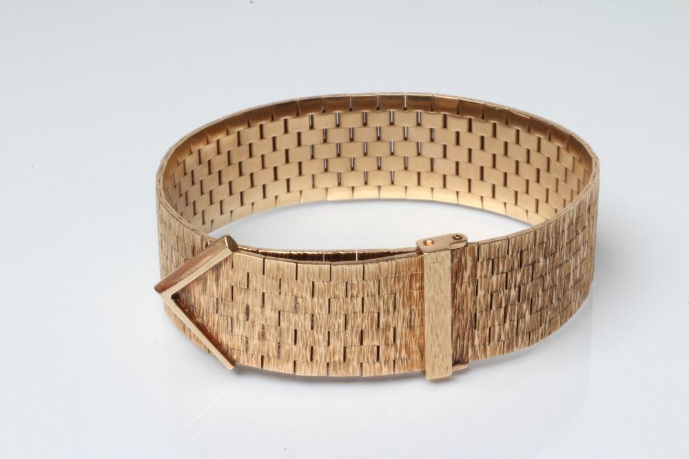 A 9CT GOLD STRAP BRACELET Image