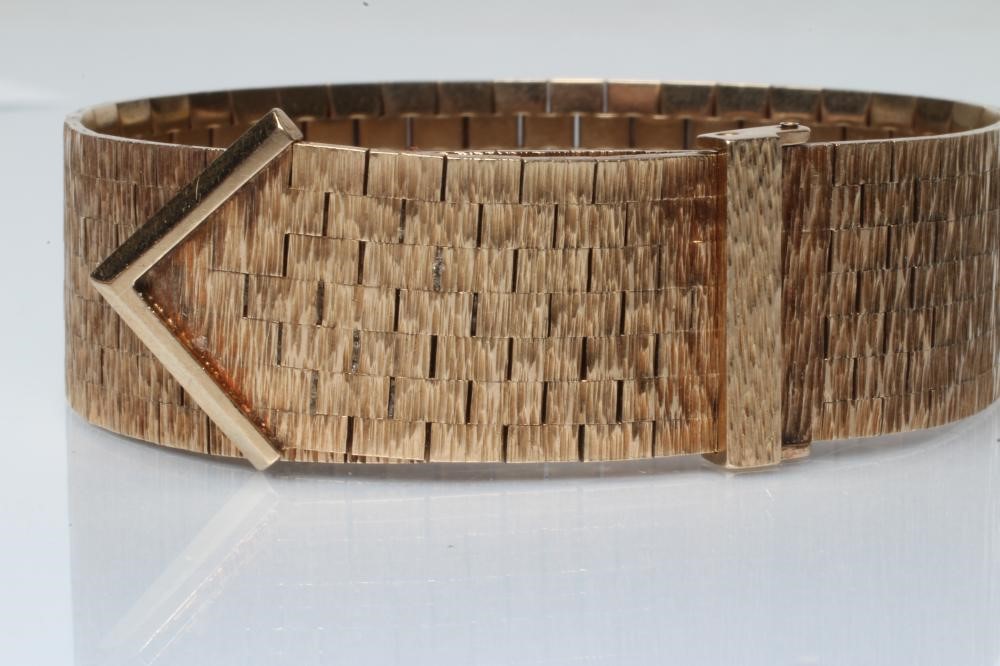 A 9CT GOLD STRAP BRACELET Image