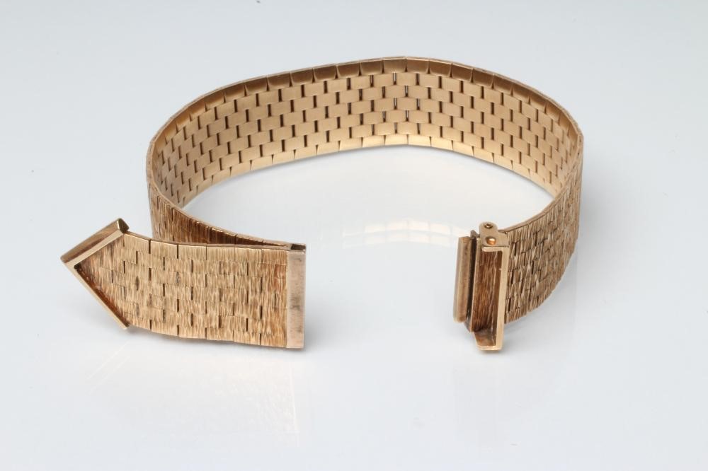 A 9CT GOLD STRAP BRACELET Image