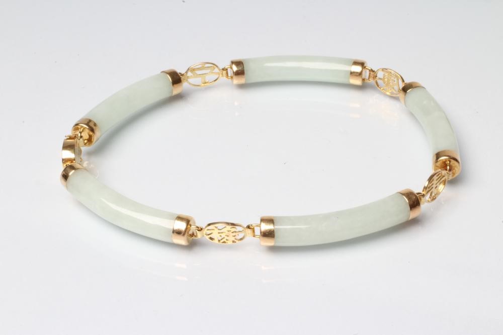 A JADEITE BRACELET Image