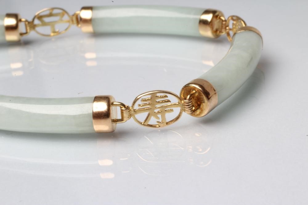 A JADEITE BRACELET Image