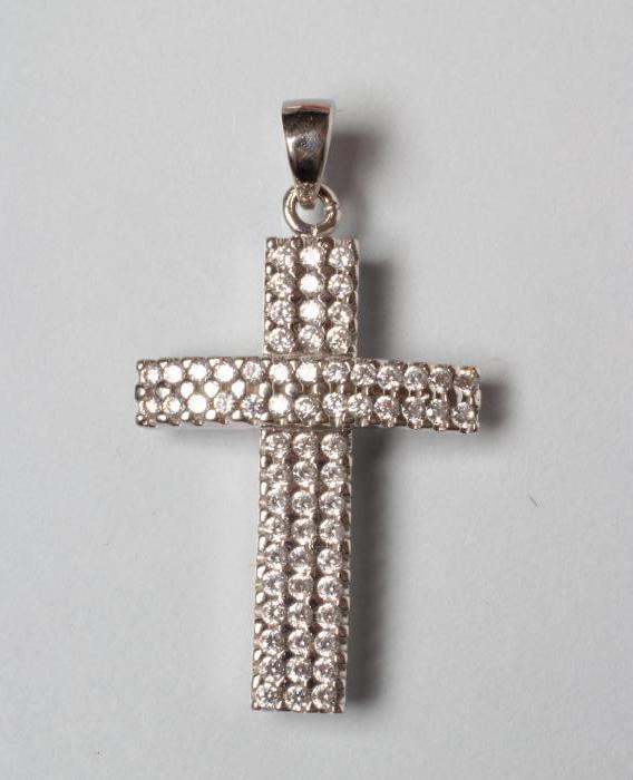 A DIAMOND CROSS PENDANT Image