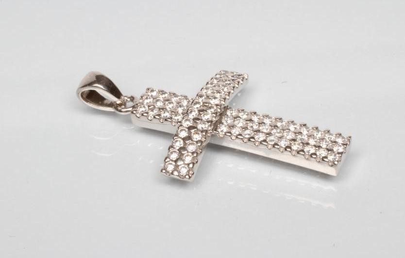 A DIAMOND CROSS PENDANT Image