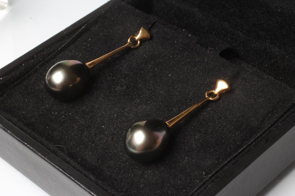 A PAIR OF TAHITIAN PEARL EAR BOBS Image