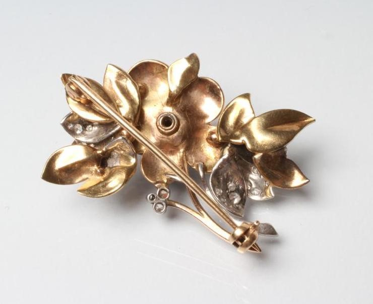 A SAPPHIRE AND DIAMOND FLOWER BROOCH Image