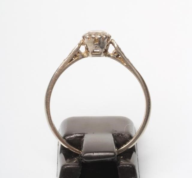 A SOLITAIRE DIAMOND RING Image