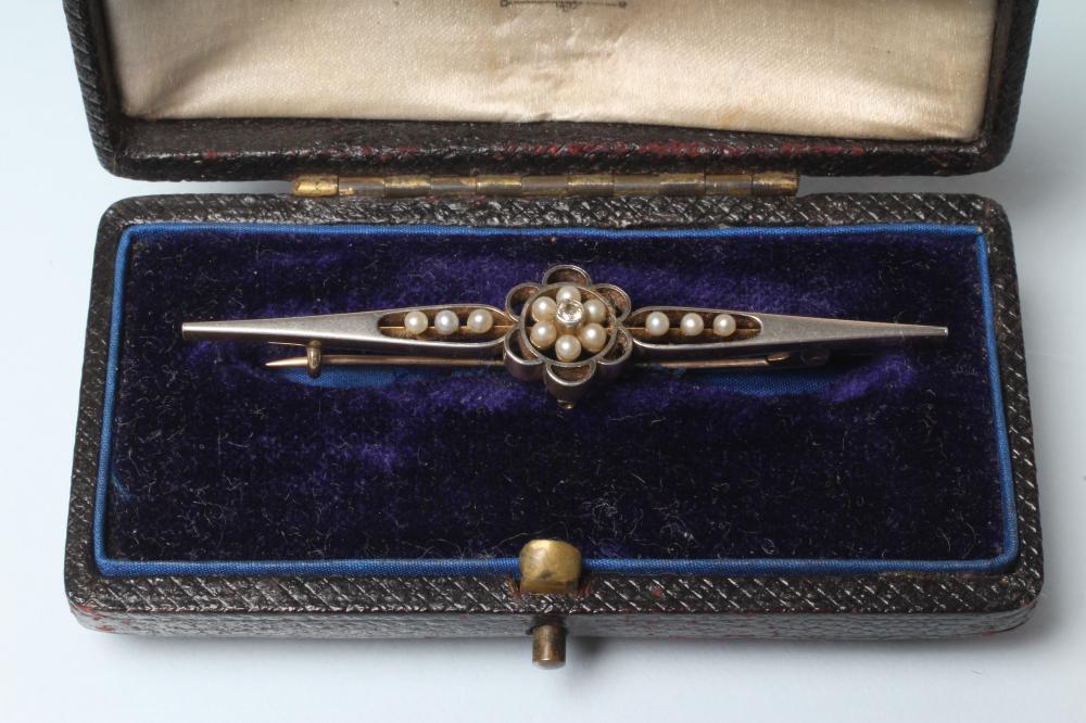 A PEARL BROOCH Image