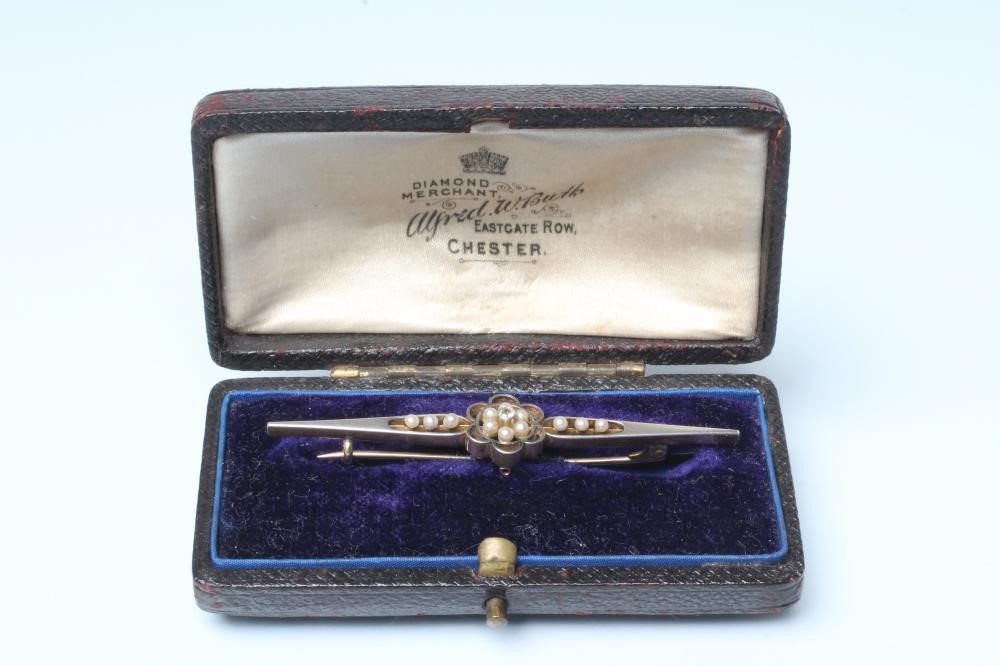 A PEARL BROOCH Image