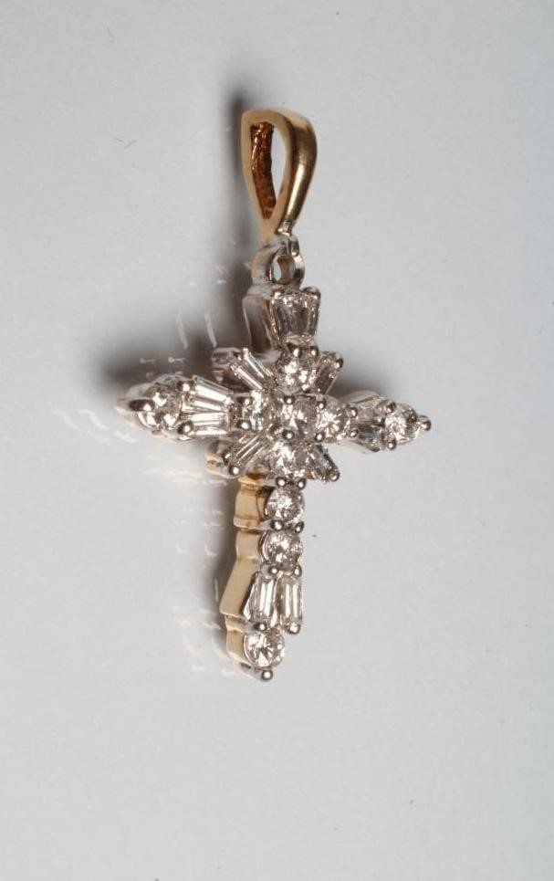 A DIAMOND CROSS PENDANT Image