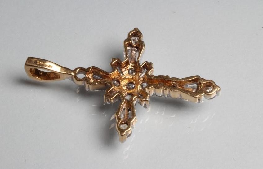A DIAMOND CROSS PENDANT Image