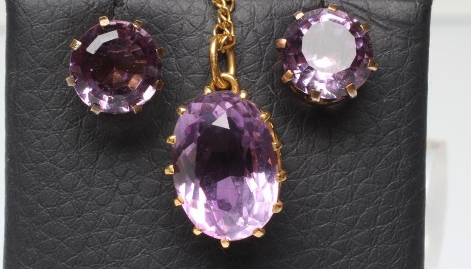 AN AMETHYST PENDANT Image