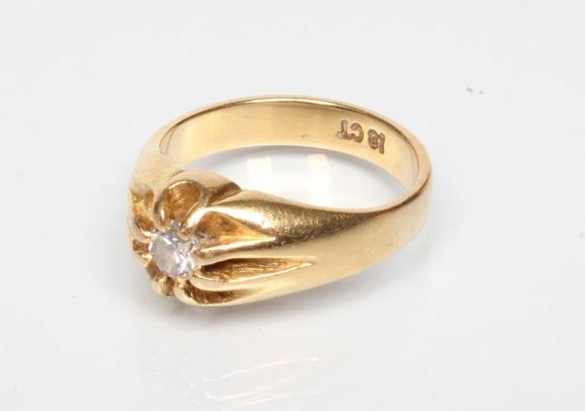 A GENTLEMAN'S SOLITAIRE DIAMOND RING Image