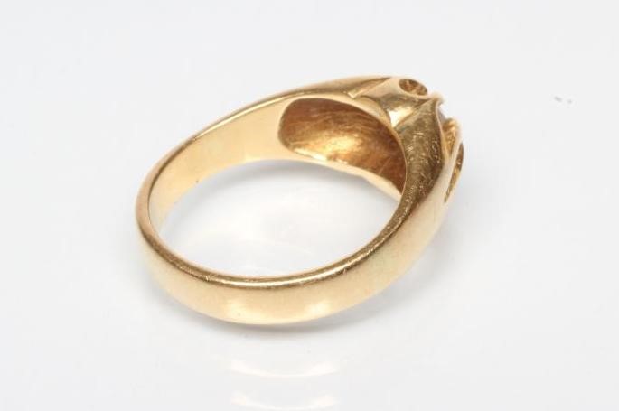 A GENTLEMAN'S SOLITAIRE DIAMOND RING Image