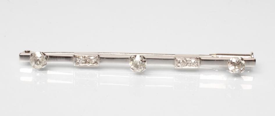 A DIAMOND BAR BROOCH Image