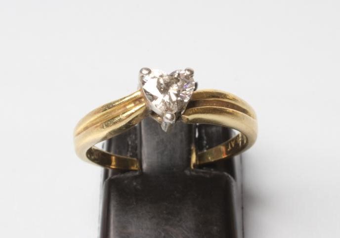 A SOLITAIRE DIAMOND RING Image