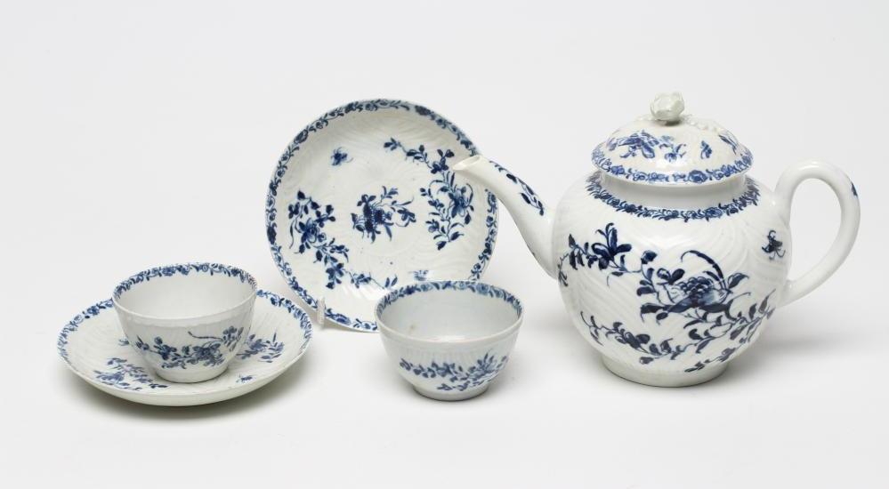 A FIRST PERIOD WORCESTER PORCELAIN TEAPOT AND COVER Image
