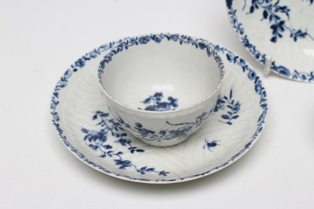 A FIRST PERIOD WORCESTER PORCELAIN TEAPOT AND COVER Image