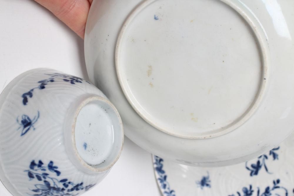 A FIRST PERIOD WORCESTER PORCELAIN TEAPOT AND COVER Image