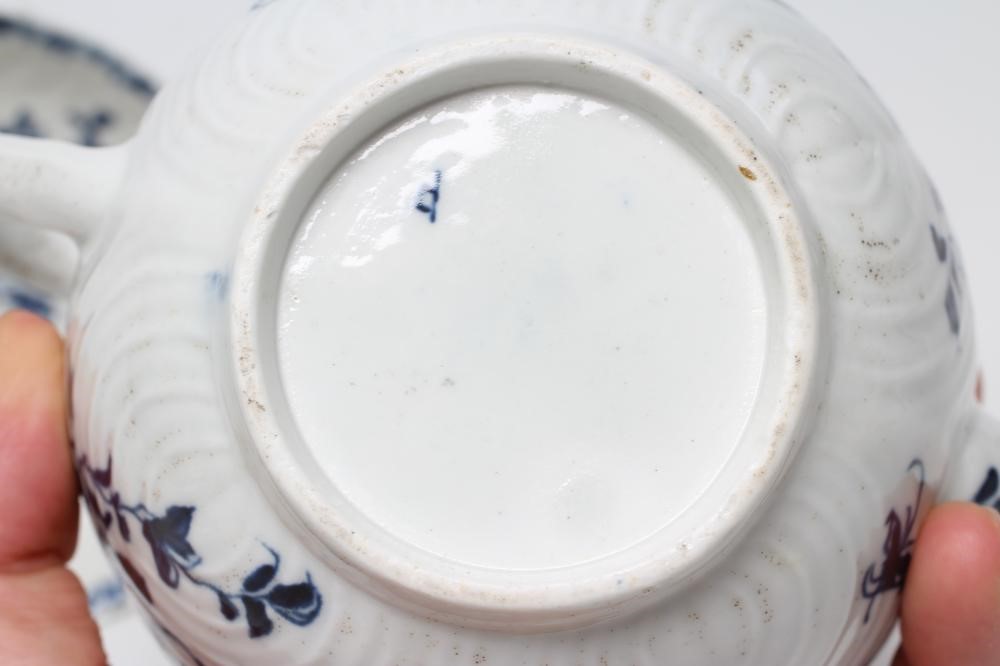 A FIRST PERIOD WORCESTER PORCELAIN TEAPOT AND COVER Image