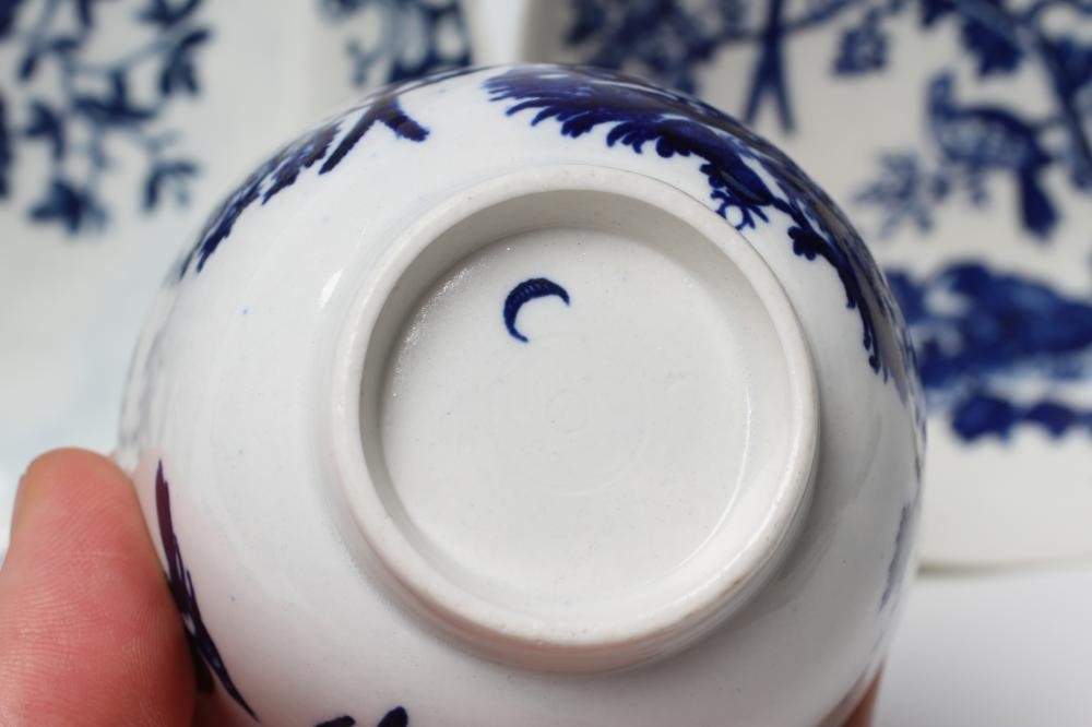 A FIRST PERIOD WORCESTER PORCELAIN PLATE Image