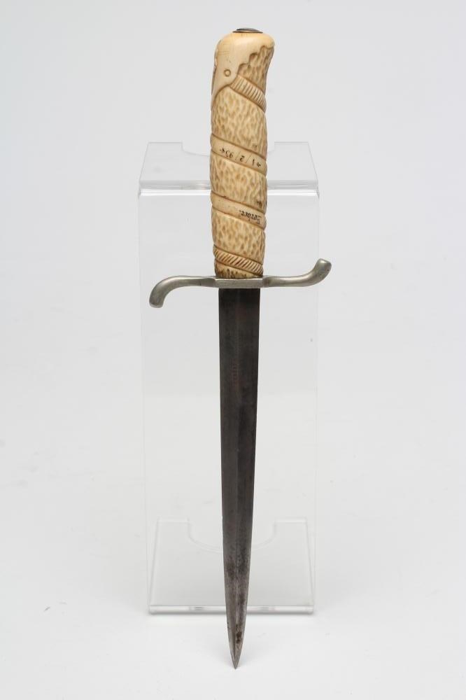 A BRITISH FIGHTING DAGGER Image