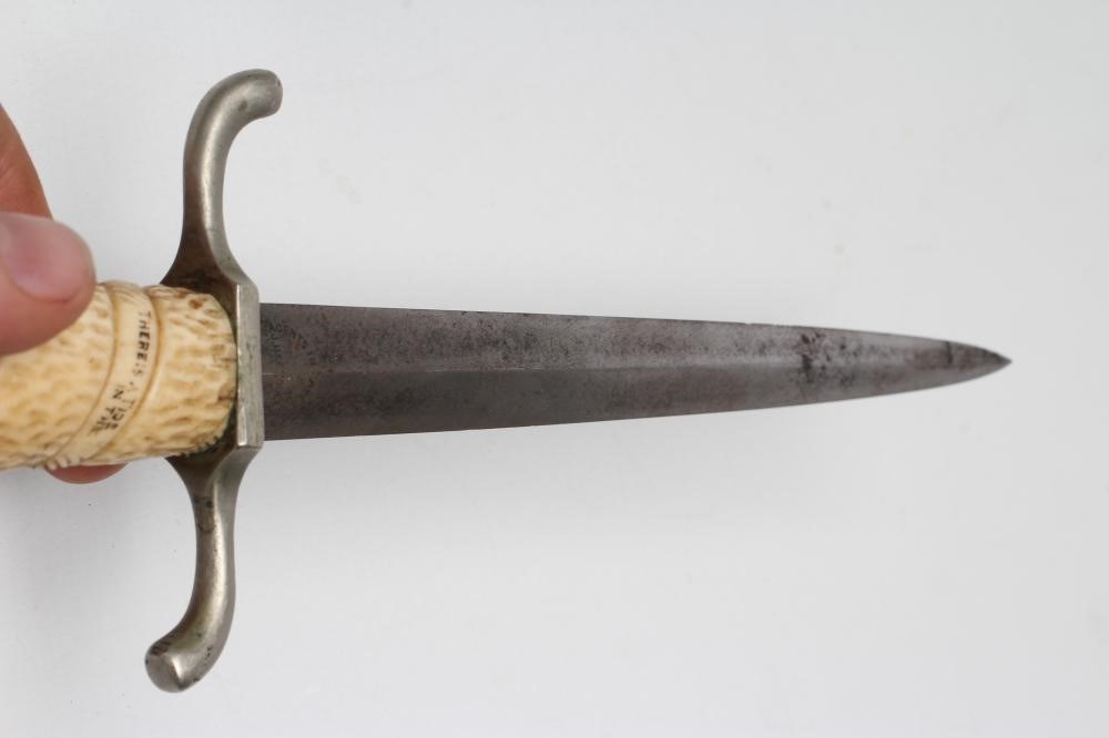 A BRITISH FIGHTING DAGGER Image