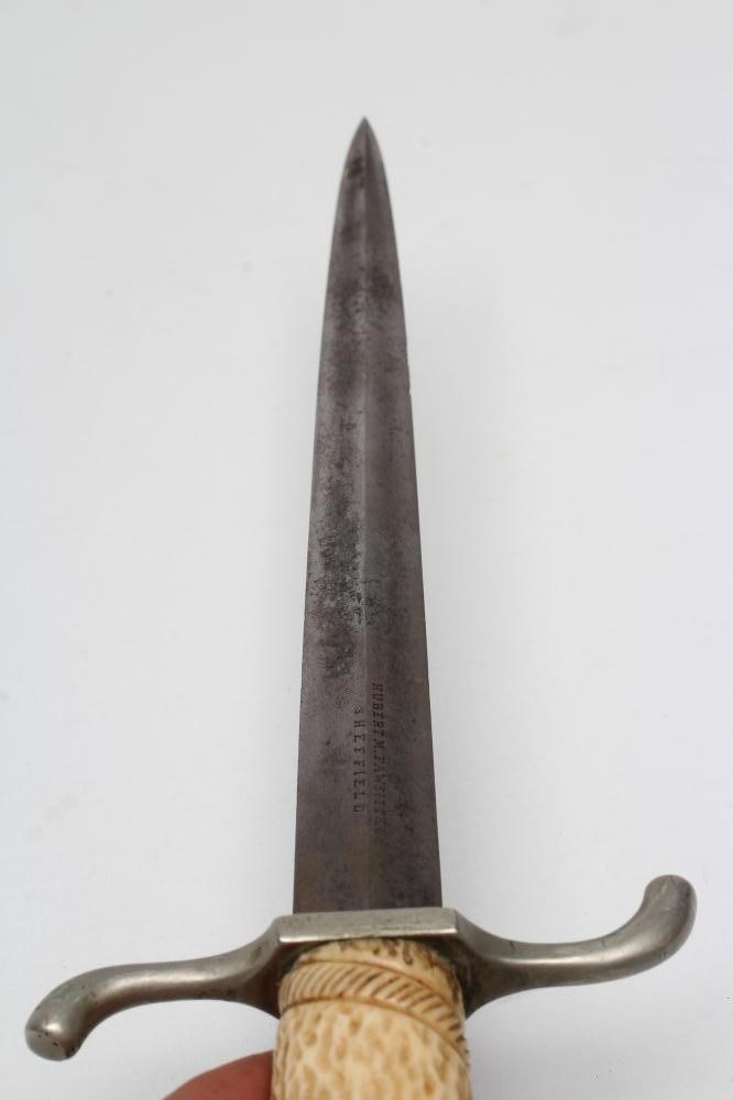 A BRITISH FIGHTING DAGGER Image