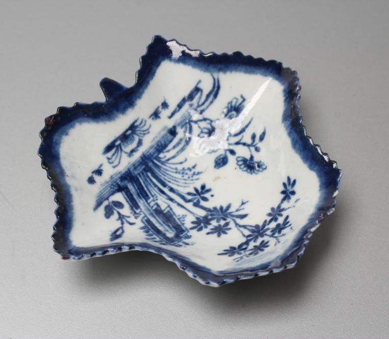A FIRST PERIOD WORCESTER PORCELAIN LEAF SHAPED PICKLE DISH Image