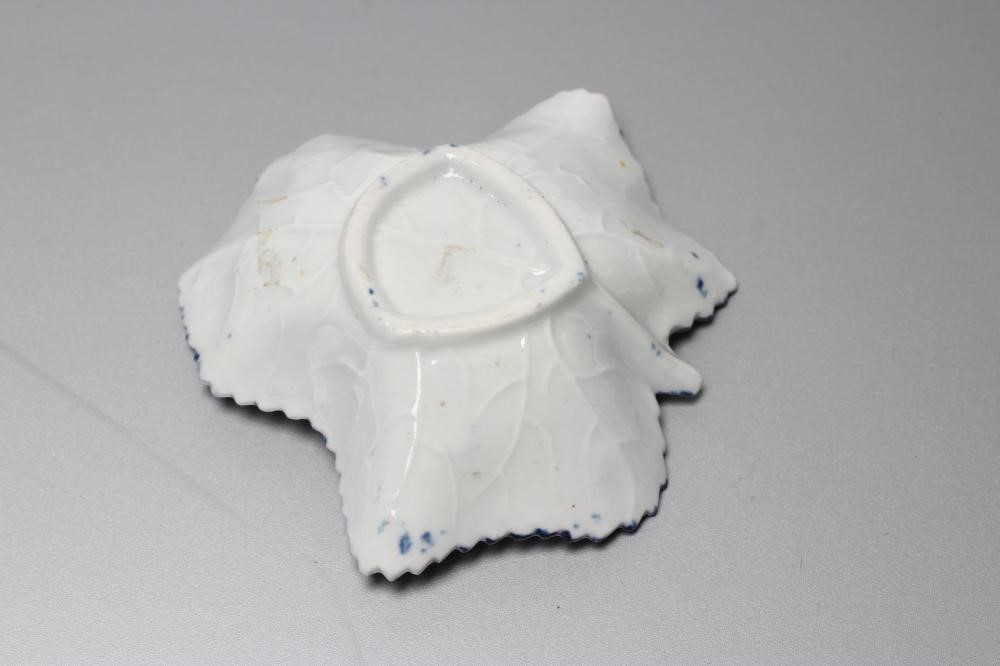 A FIRST PERIOD WORCESTER PORCELAIN LEAF SHAPED PICKLE DISH Image