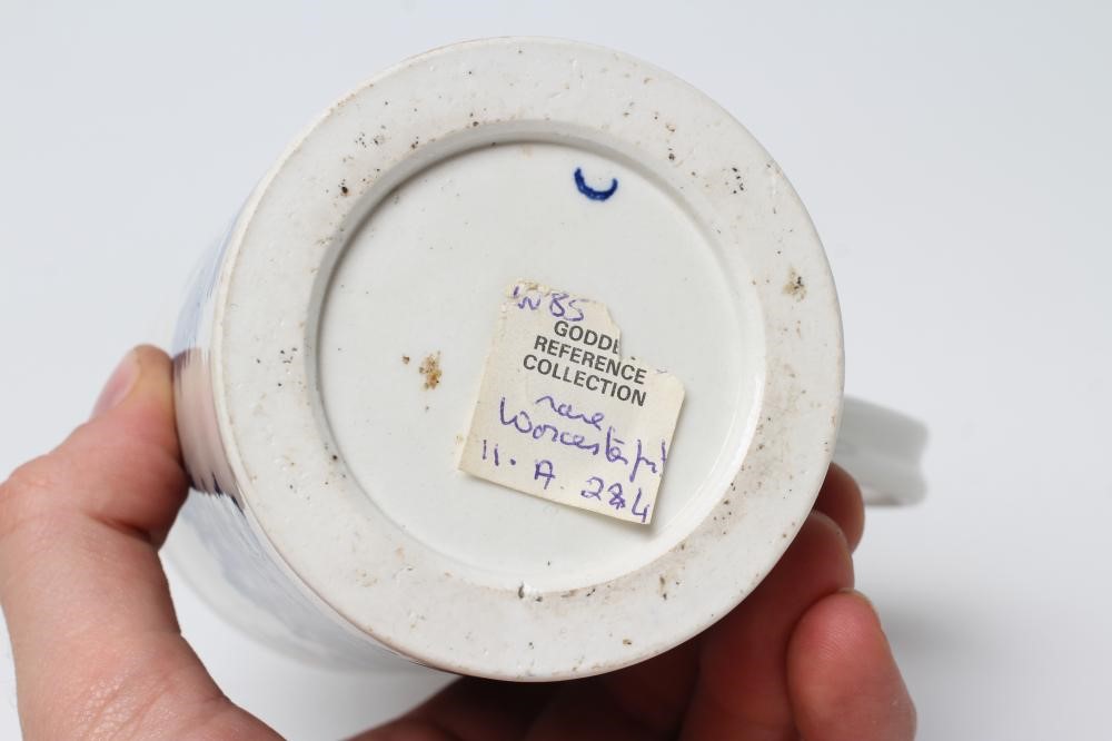 A FIRST PERIOD WORCESTER PORCELAIN MUG Image