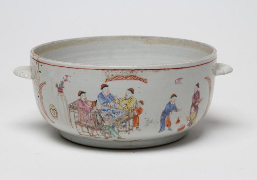 A CHINESE PORCELAIN TUREEN of plain circular form with two lug handles Image