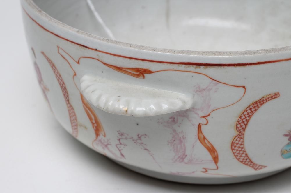 A CHINESE PORCELAIN TUREEN of plain circular form with two lug handles Image