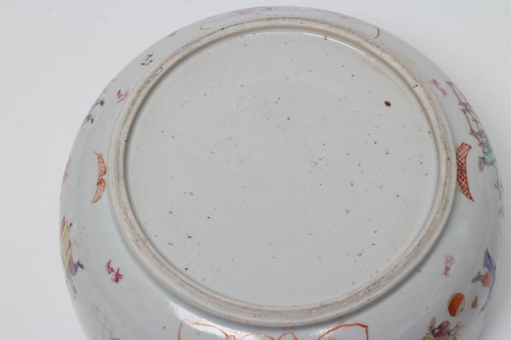 A CHINESE PORCELAIN TUREEN of plain circular form with two lug handles Image