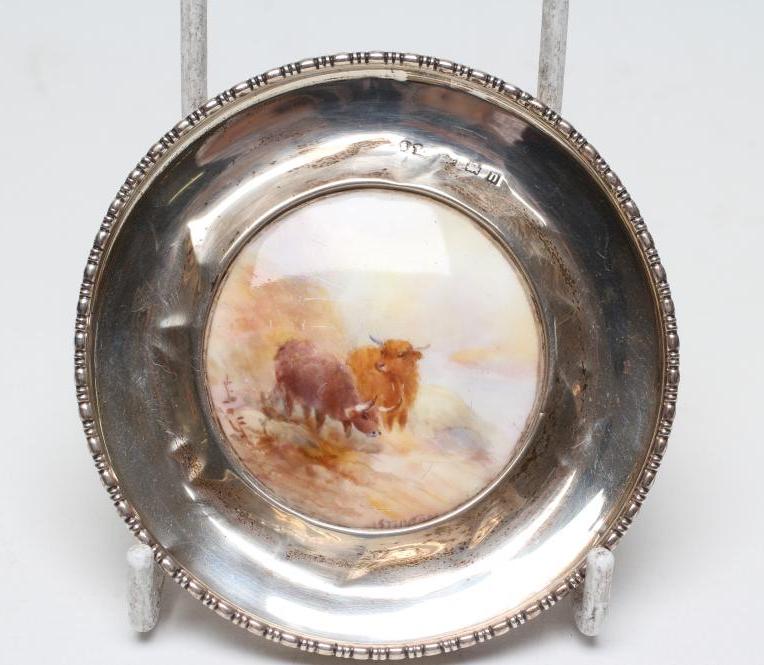 A ROYAL WORCESTER CHINA ROUNDEL Image