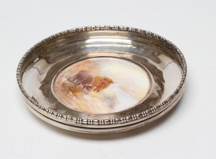 A ROYAL WORCESTER CHINA ROUNDEL Image