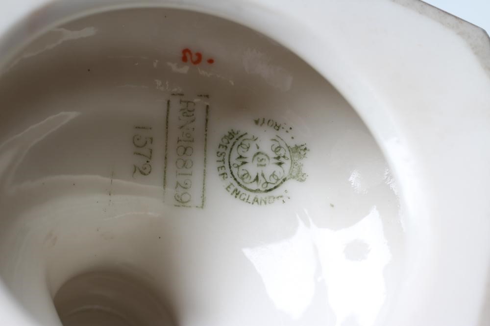 A LATE VICTORIAN ROYAL WORCESTER PORCELAIN VASE AND COVER Image