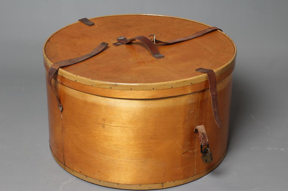 A LARGE LUTERMA RUSSIAN BIRCH PLYWOOD HAT BOX Image