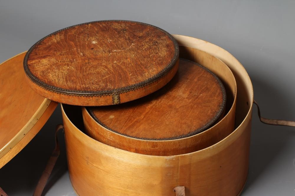 A LARGE LUTERMA RUSSIAN BIRCH PLYWOOD HAT BOX Image